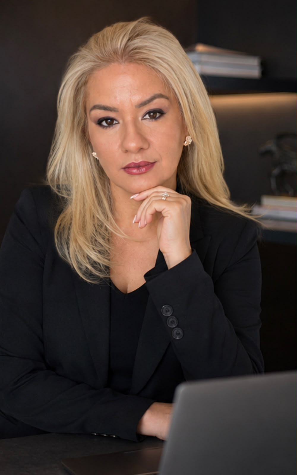 Tattiana Kachvartanian, fundadora e estrategista da Ascend MKT Digital em ambiente de trabalho